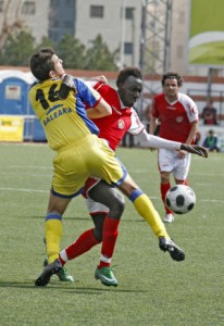 Diop Mor intenta controlar el balón ante el asedio de un jugador del Dénia.  ÁREA 11