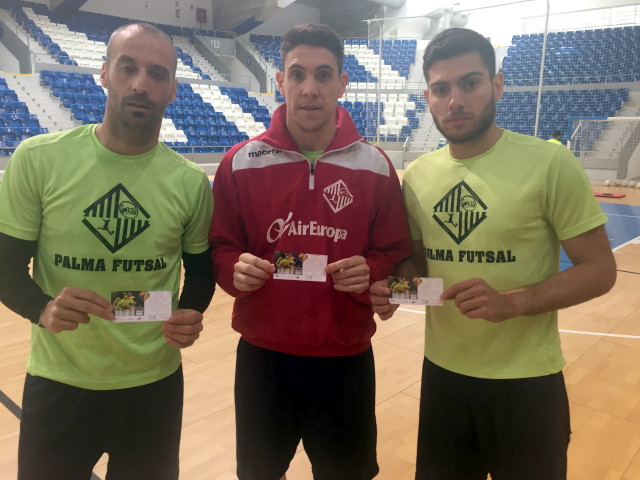 Vadillo, Pizarro y Taffy, con las entradas para el partido