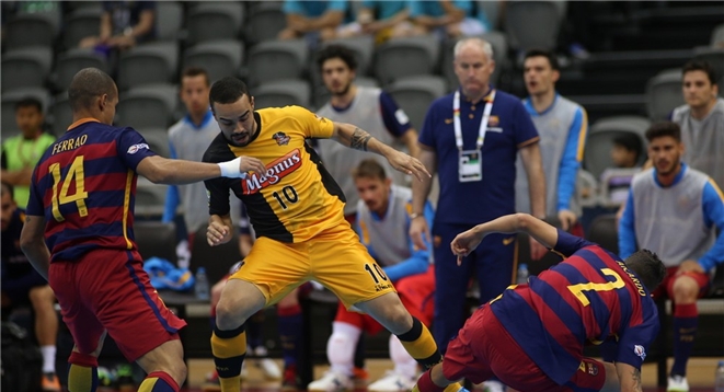 Marc Carmona, técnico del FC Barcelona Lassa, observa el juego ante el Magnus Futsal 