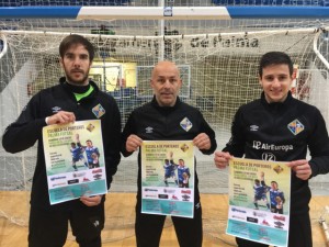 Carlos Barrón, Juanito y Joselito posan con el cartel de la escuela de porteros del club