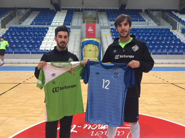 Joselito y Barrón posan con las camisetas de España y del Palma Futsal