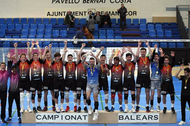 Equipo masculino Llevant Mobiliari CV Manacor levantando la copa del Campeonato de Balears