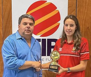 Joana María Valcaneras, premiada como jugadora cadete de la temporada 202122 (1)