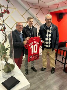 Alfonso Diaz entrega una camiseta del Mallorca a Jordi Mulet y Guillem Boscana