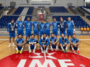 La plantilla del Mallorca Palma Futsal posa en la pista de Son Moix
