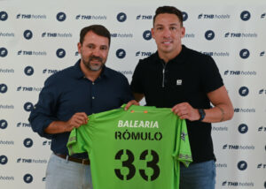 José Tirado y Rómulo posan con la camiseta del jugador 1